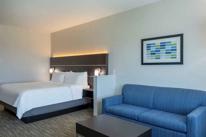 Holiday Inn Express & Suites Watertown by IHG