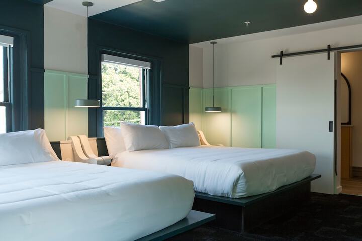 Room 42 of 195