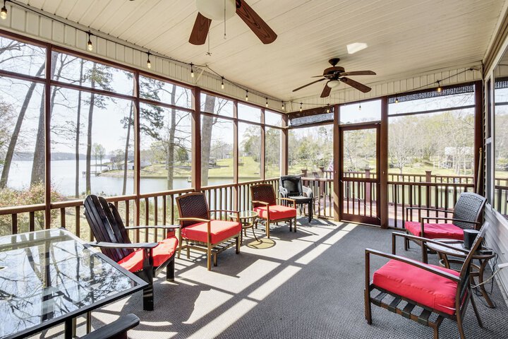 Waterfront Getaway w / Fire Pit + Game Room!