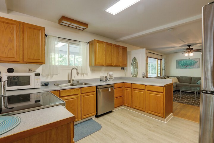 Harpers Ferry Cabin - Walk to Private Lake!