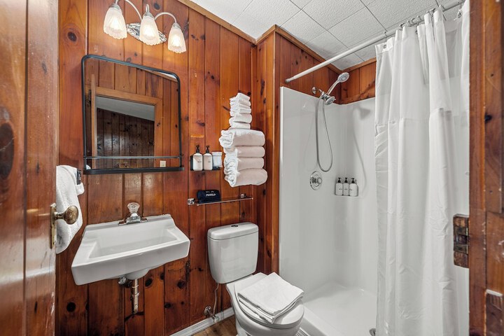 CedarWood Inn