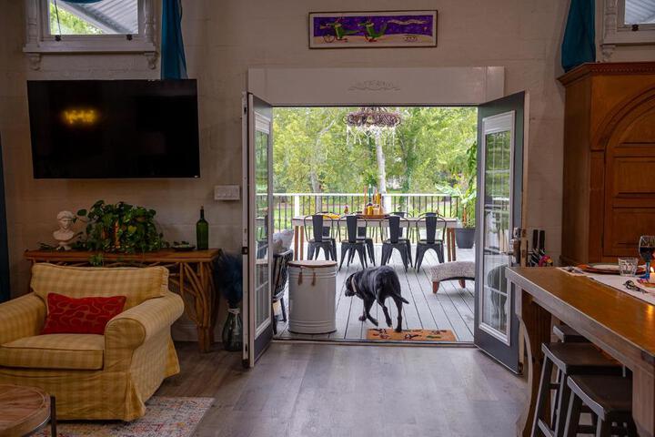 Chateau Royale Pet Friendly, on Bayou, Downtown!
