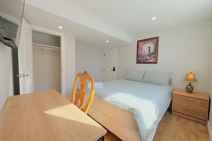 Cozy Rooms in Bright Walkout Suite - Newly Renovated 2026