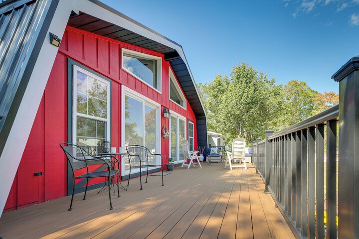 Oak Island Vacation Rental w / Decks Walk to Beach