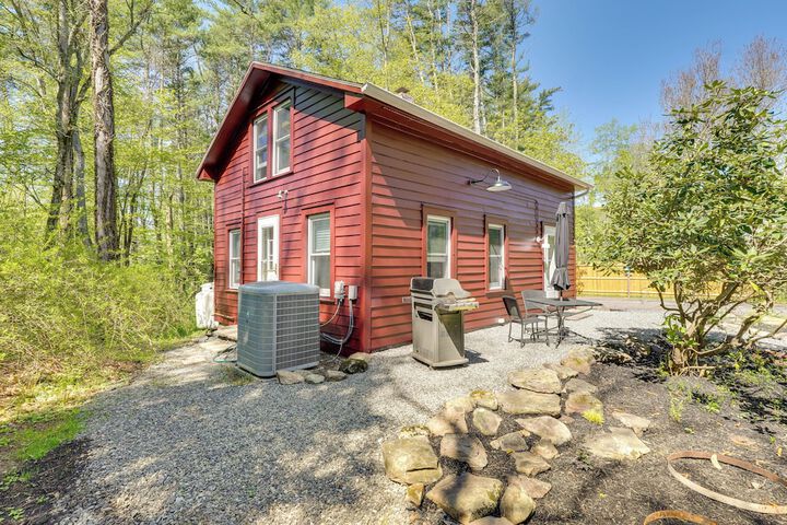 Updated / pet-friendly Cabin by Hikes and Woodstock!