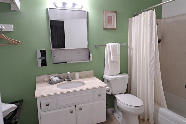 Room 25 of 38