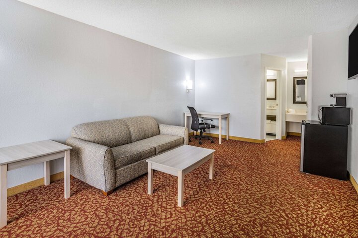 Room 18 of 28