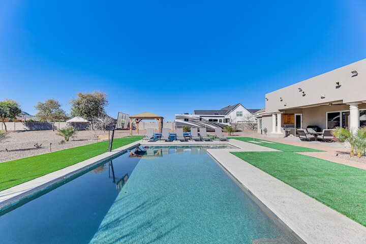 Spacious Queen Creek Home w / Hot Tub & Pool!