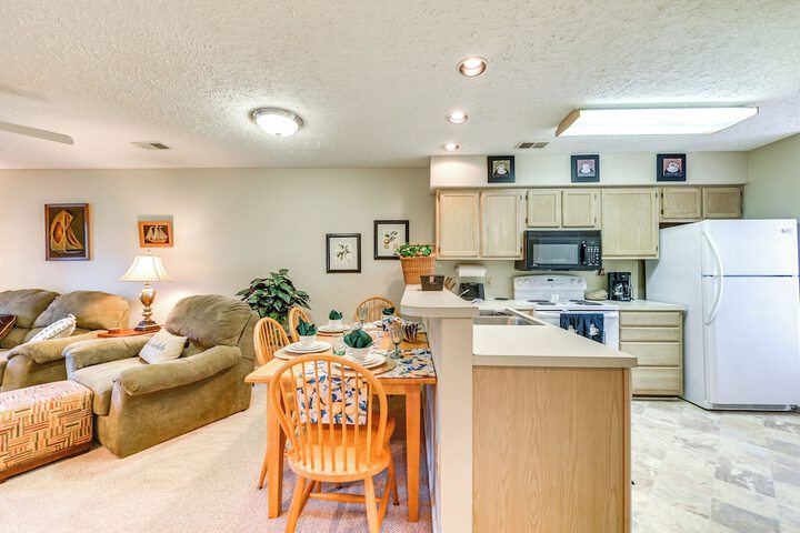 Little River Condo w / Pool Access: 5 Mi to Beach