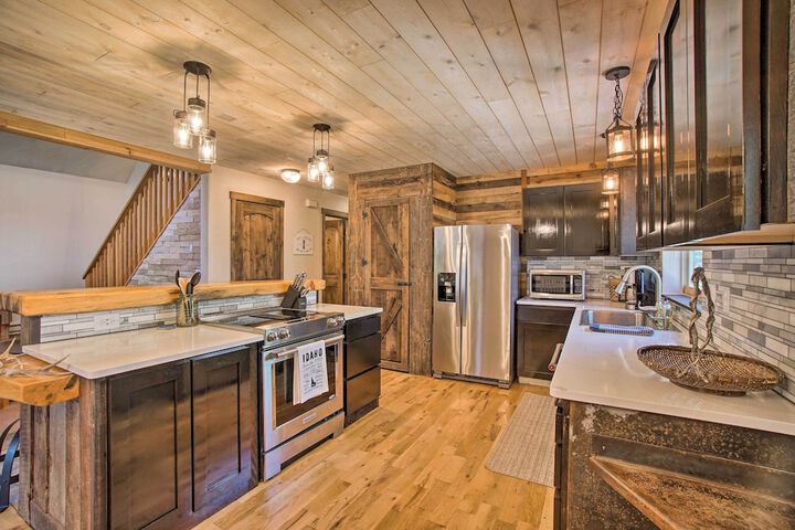 Beautiful Mccall Cabin: Perfect for Families!