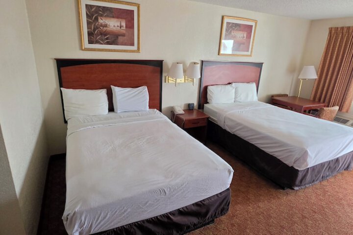 DELUXE INN SHAMROCK