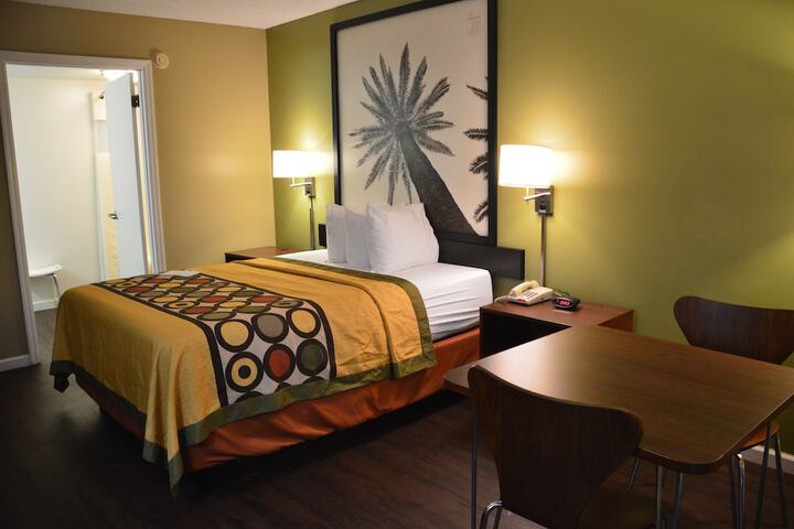 Room 8 of 33
