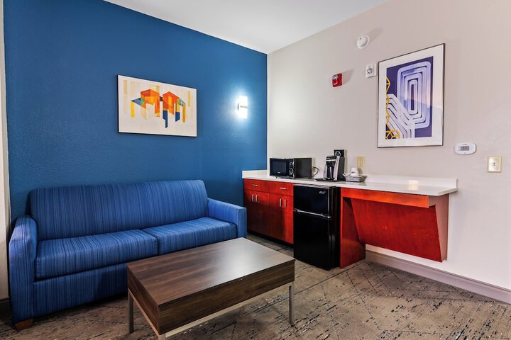 Room 32 of 79