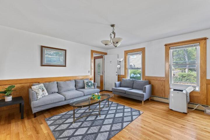 17-19Cozy & Spacious 6BR home in Malden with window AC and free parking