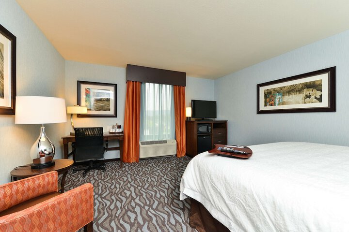 Hampton Inn Corning / Painted Post