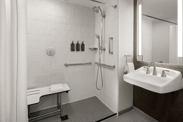Sheraton Milwaukee Brookfield Hotel