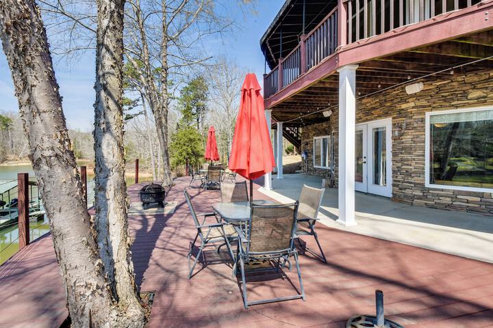 Waterfront Getaway w / Fire Pit + Game Room!