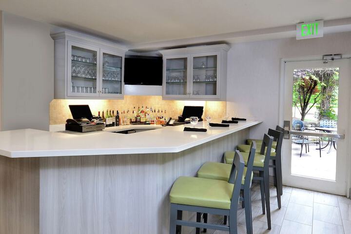 Lounge 36 of 40