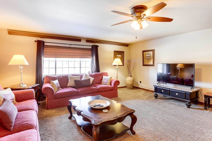 Centrally-located Deadwood Apt w / Mountain Views!