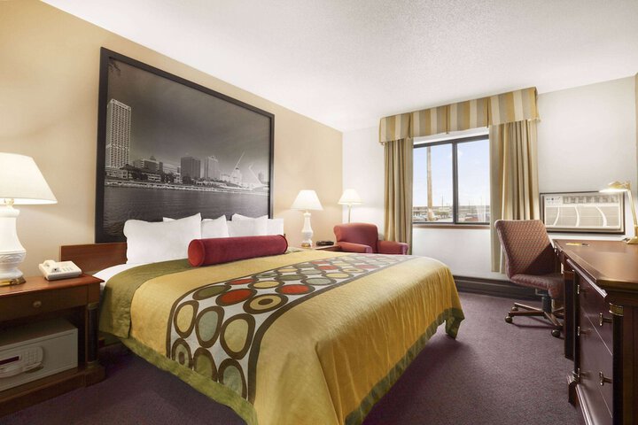 Super 8 by Wyndham Milwaukee Airport
