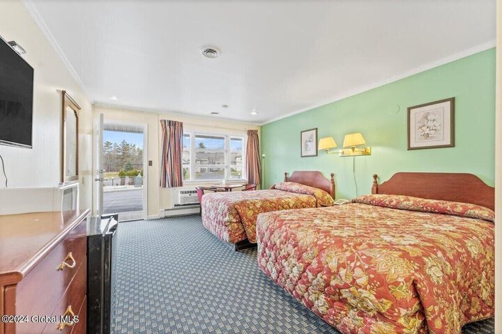 Room 4 of 18