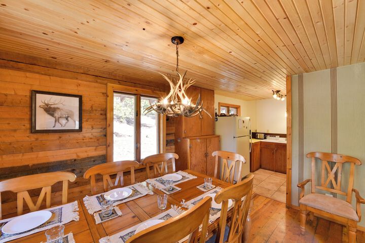 Idyllic Twin Lakes Escape w / Views of the Lakes
