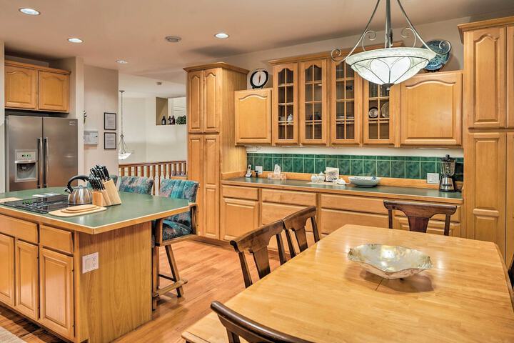 Ketchikan Home: Bay Views 1 / 2 Mi to Hiking Trails