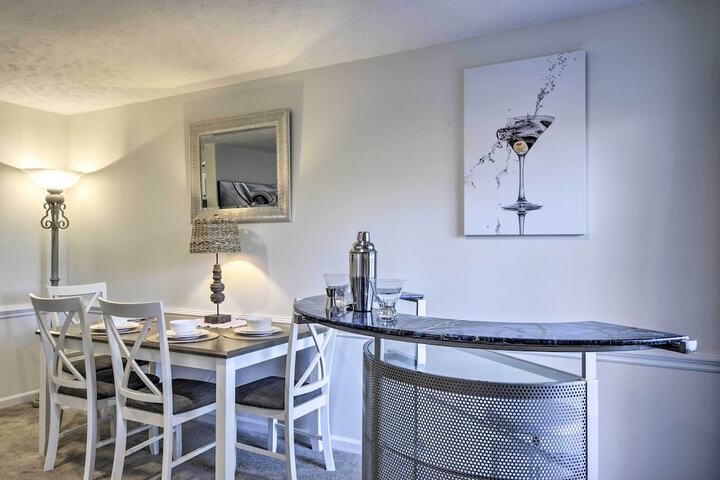 Modern Townhome w / Deck & Golf Course Views!