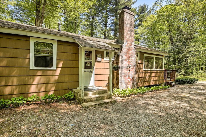 Pet-friendly Cabin w / Fire Pit BBQ & Great Deck!