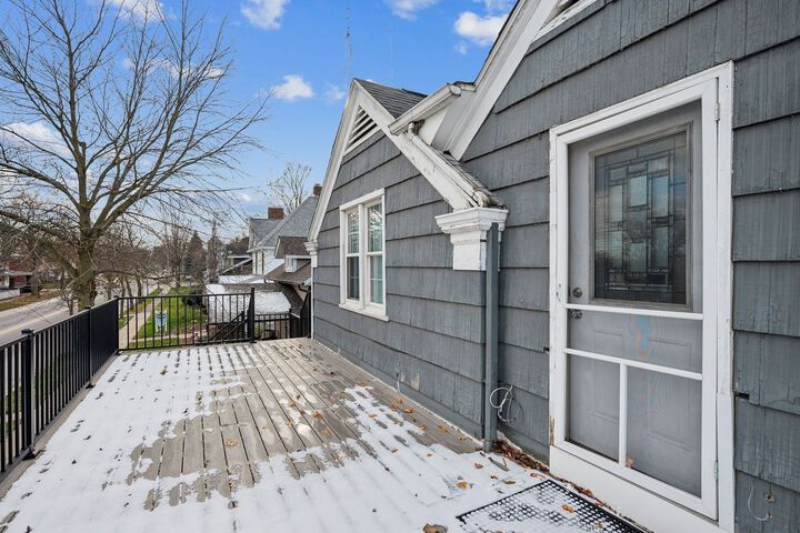 The Loft 3BR Apartment with Scenic Deck
