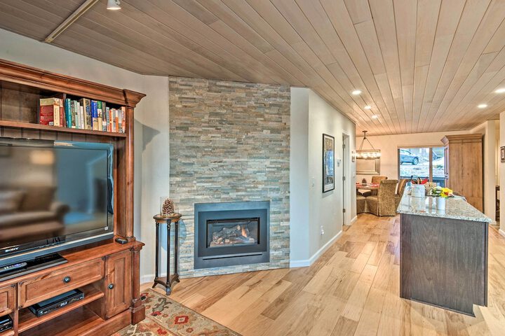2 Mi to Heavenly Mountain: Tahoe Retreat w / Views
