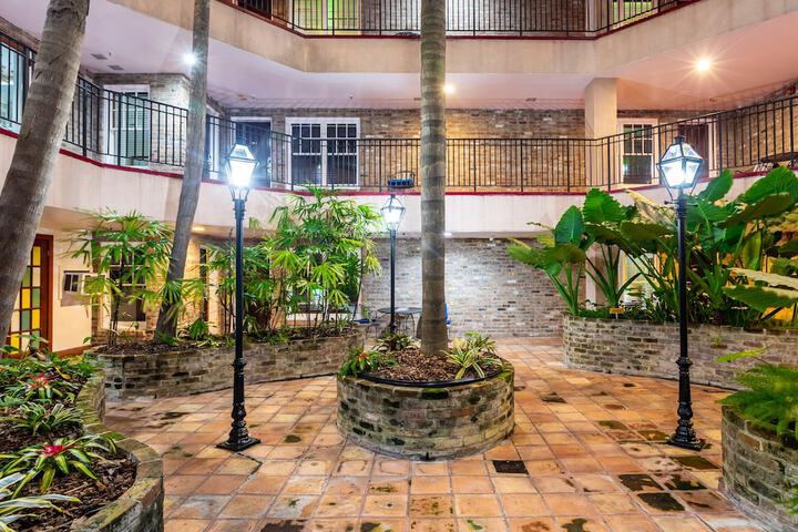 Hotel Exterior 45 of 48