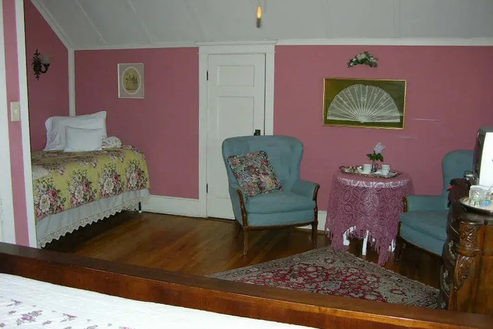 BARRETTA GARDENS INN