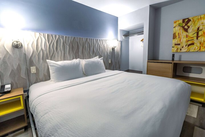 Days Inn & Suites by Wyndham Milwaukee