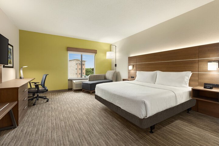 Holiday Inn Express & Suites Akron Regional Airport Area by IHG