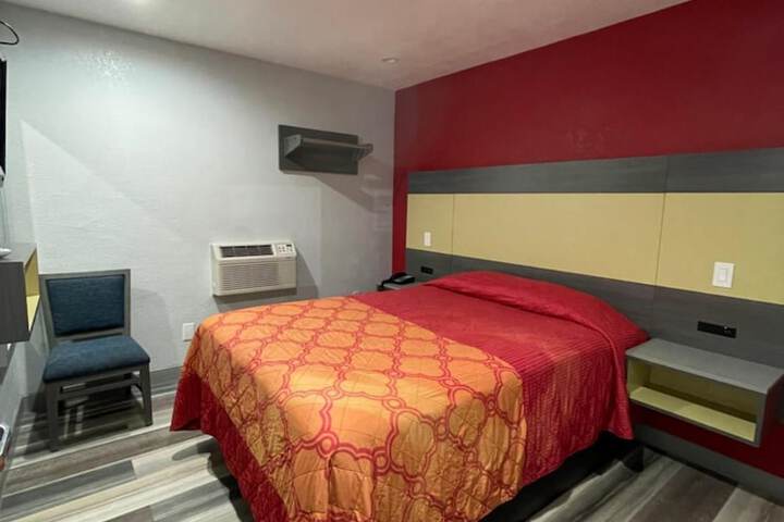 Room 18 of 28