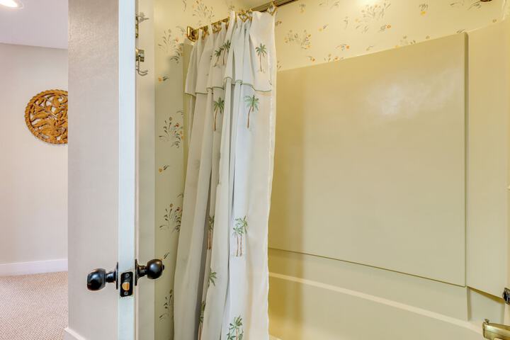 Hike Golf & Explore: Pocono Pines Townhome