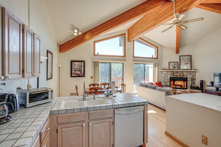 1 Mi to Diamond Peak: Townhome w / Lake Views