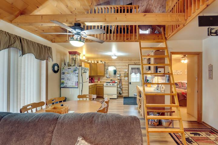 Lakefront Rhinelander Cabin w / Dock & Fire Pit!
