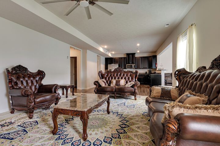 Spacious Home w / Fireplace - Near Golf!