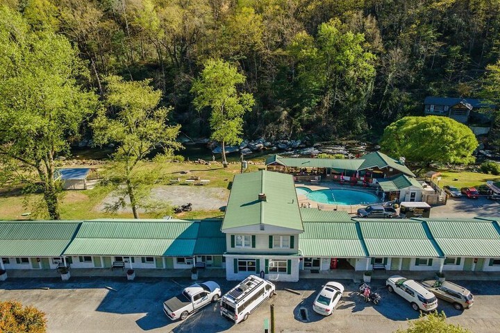 Geneva Hotel & Tiki Bar