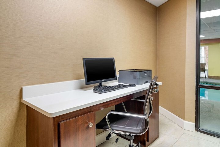 Comfort Inn & Suites Macon North I-75