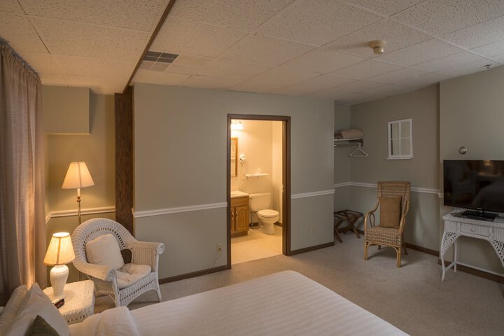 Room 28 of 32