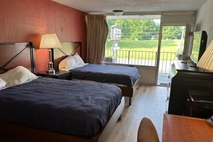 Room 11 of 12