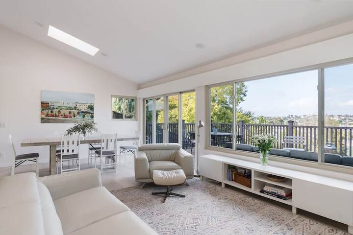 Spacious and Bright 5-bedroom Oasis Pool and Yard