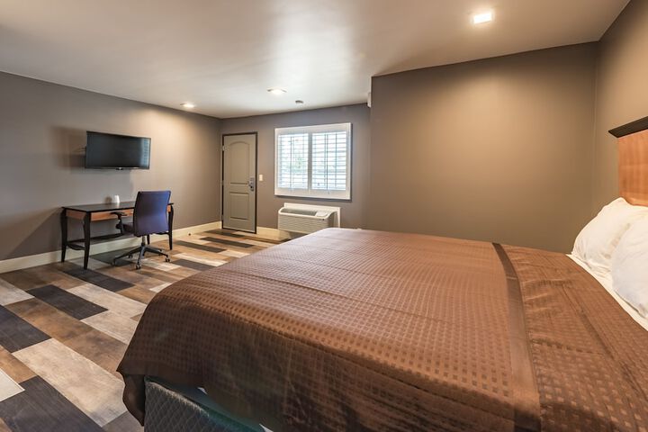 Room 6 of 10