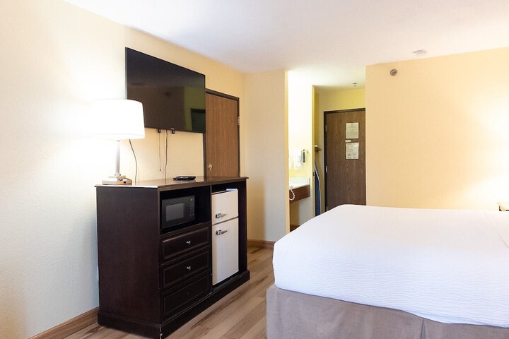 Baymont by Wyndham Battle Creek Downtown