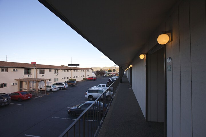 Hotel 5 of 100