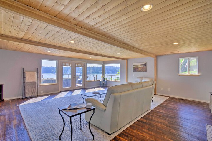Waterfront Gig Harbor Home w / Furnished Deck