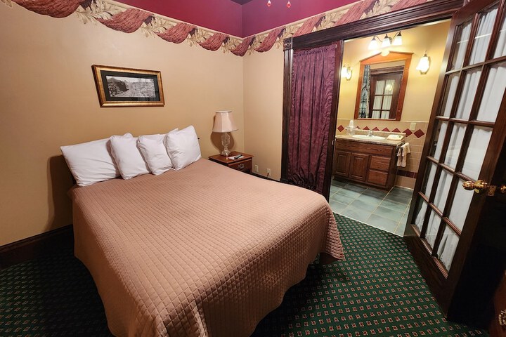 Historic Iron Horse Inn